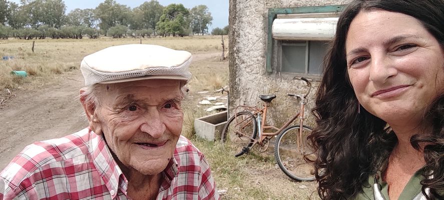 María Julia Poiré junto a Pablo Novak, el último habitante de Villa Epecuén. 