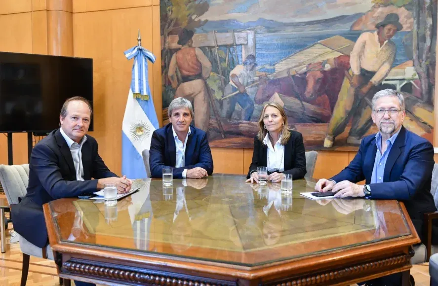 Luis Caputo, ministro de Economía de la Nación, y María Tettamanti, secretaria de Energía, le dieron luz verde a un nuevo aumento de tarifas.
