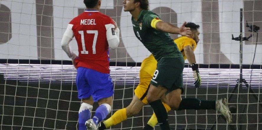 Marcelo Moreno Martins festeja, tras convertirle de penal a Chile