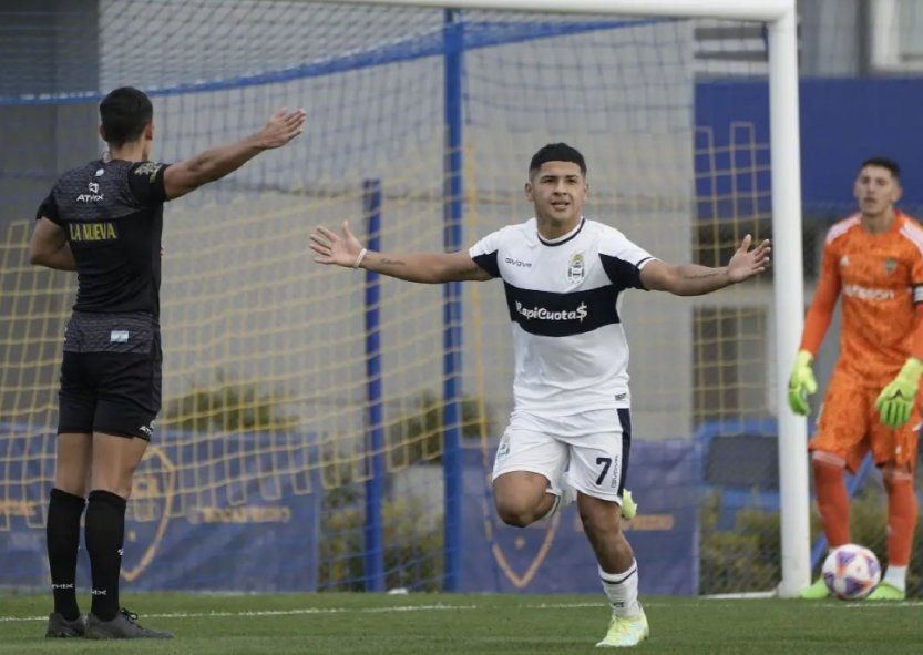 Mateo Cardozo con la camiseta de Gimnasia.
