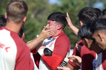 Matías Mansilla recibe el saludo de sus compañeros en el entrenamiento de Estudiantes.