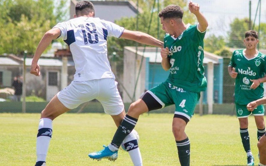 Mauro Dávila en acción en un partido de Quinta en Gimnasia en 2021 (Foto: Prensa Sarmiento).