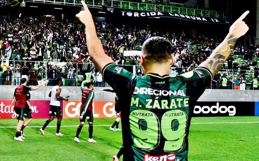 Mauro Zárate con la camiseta del América Mineiro. ¿Jugará en Gimnasia?