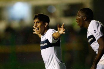 Maximiliano Comba debe volver del préstamo de Belgrano como al igual que Rodrigo Holgado desde Curicó