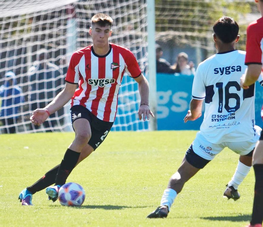 Máximo Desábato, en acción en Estudiantes en un Clásico de Inferiores. Máximo Desábato, en acción en Estudiantes en un Clásico de Inferiores.