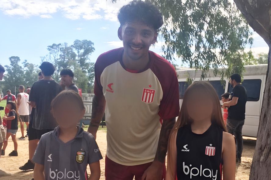 Cristian Medina junto a dos niñas en el predio de Estudiantes. (Foto: Atentos Pinchas) Cristian Medina junto a dos niñas en el predio de Estudiantes. (Foto: Atentos Pinchas)