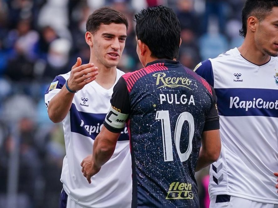 Matías Melluso se saluda con Luis Rodríguez en la previa de Gimnasia vs. Colón.