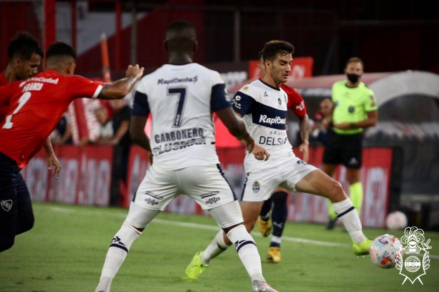 Melluso en acción frente a Independiente.