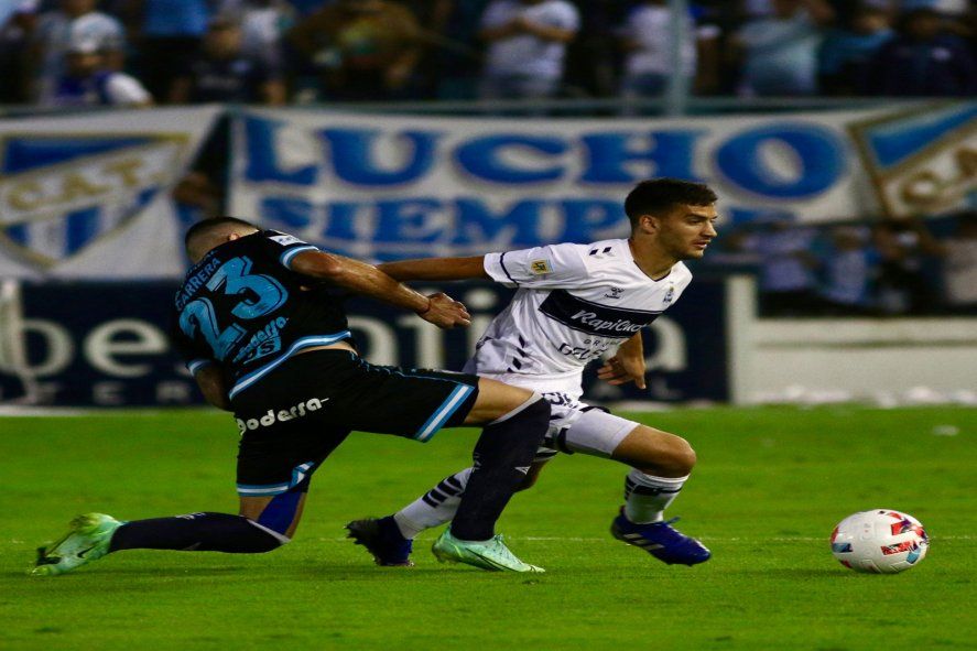 Matías Melluso disputando la pelota ante Ramiro Carrera, un ex Gimnasia