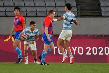 Ignacio Mendy y Marcos Moneta festejan el try de los Pumas Seven en los Juegos Olímpicos Tokio 2020