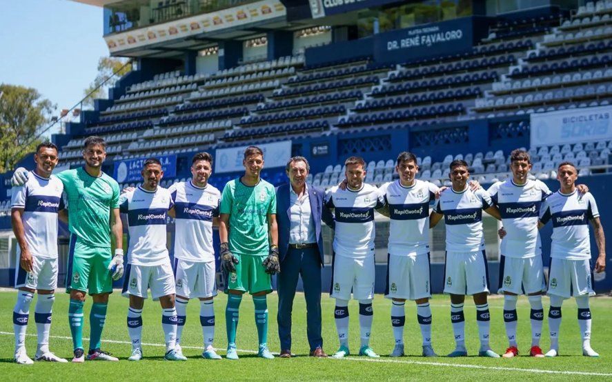 Los diez refuerzos de Gimnasia en la presentación oficial a comienzos de 2024. (Foto: prensa GELP) Los diez refuerzos de Gimnasia en la presentación oficial a comienzos de 2024. (Foto: prensa GELP)