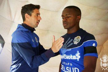 Carbonero sale a la cancha, en el último partido de Gimnasia ante Vélez.