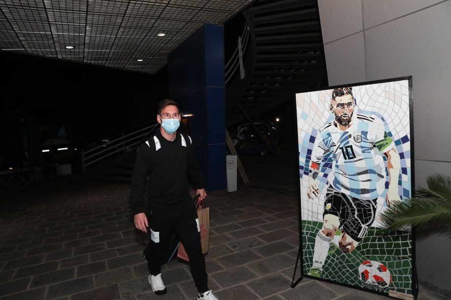 Así llegó Messi mientras que Foyth, Correa y compañía lo esperaban para la cena.