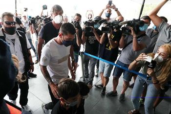 El momento del adiós: Messi en el aeropuerto de Barcelona listo para viajar a París con su familia.