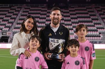 Messi, en familia, con el premio por ser el MVP de la MLS.