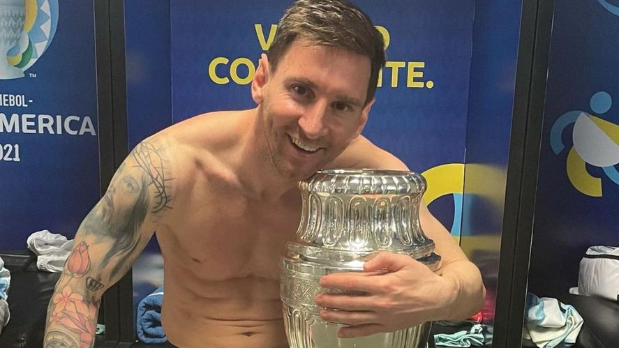 Messi y su tesoro más preciado: la Copa América ganada en Brasil. Messi y su tesoro más preciado: la Copa América ganada en Brasil.