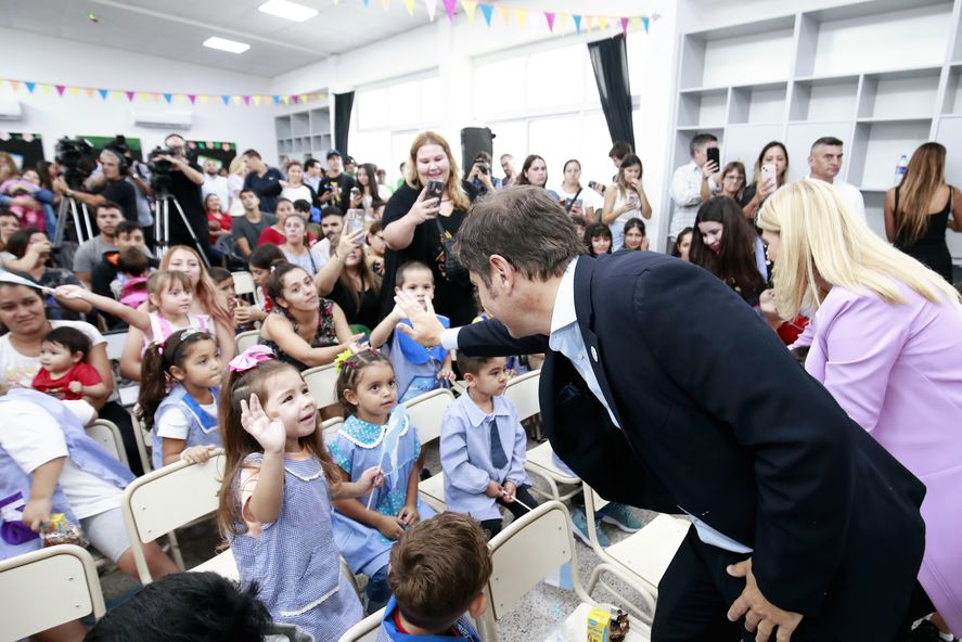 Axel Kicillof celebró el comienzo de clases en tiempo y forma desde un jardín de Varela. Axel Kicillof celebró el comienzo de clases en tiempo y forma desde un jardín de Varela.