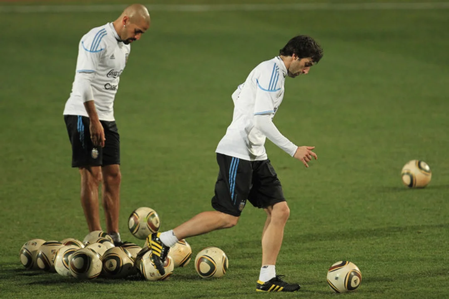 Verón y Diego Milito compartieron la Selección Argentina en el Mundial 2010. Verón y Diego Milito compartieron la Selección Argentina en el Mundial 2010.