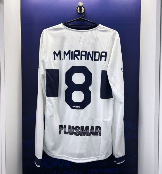 Matías Miranda y su nuevo dorsal en Gimnasia  (Foto: Prensa Gimnasia)