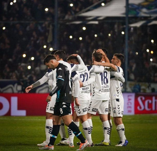 El plantel de Gimnasia en la victoria ante Racing 