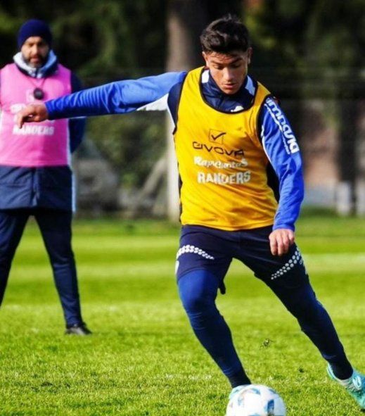 Matías Miranda trabajando en la pretemporada de Gimnasia ante la atenta mirada de Marcelo Méndez