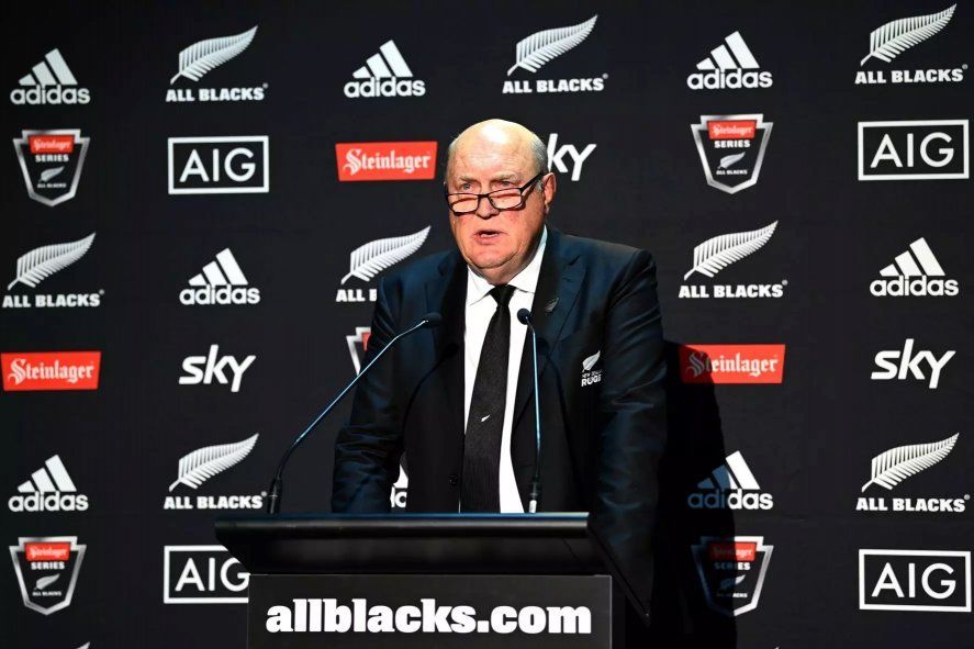 Stewart Mitchell, presidente de la NZR, quien ratificó a Foster al frente de los All Blacks