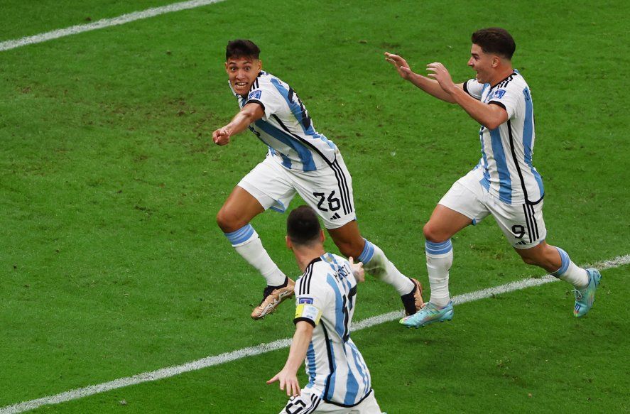 Nahuel Molina festeja su gol en la Selección Argentina junto a Lionel Messi y Julián Álvarez en los cuartos de final, ante Países Bajos