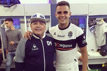 Monti junto a Maradona en cancha de Quilmes, luego del partido con Sportivo Barracas.