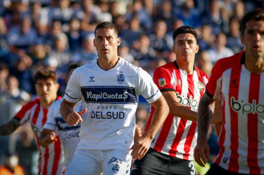 Leonardo Morales en acción en el último partido de Gimnasia.