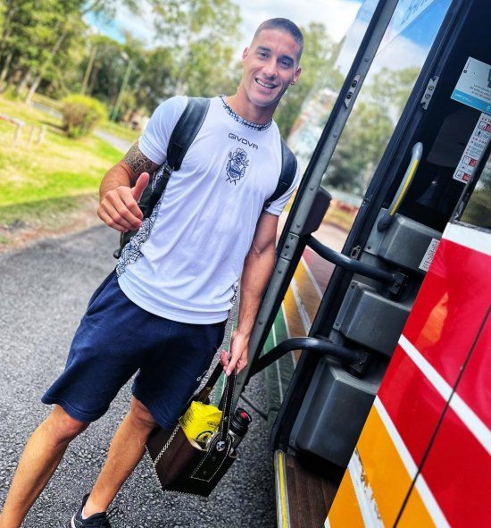 Leonardo Morales, jugador de Gimnasia, al subir al micro para emprender viaje a Rosario Leonardo Morales, jugador de Gimnasia, al subir al micro para emprender viaje a Rosario