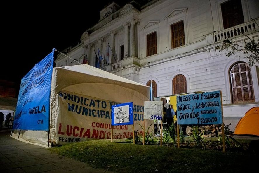 Municipales tildan a intendentes camporistas de “alumnos de Milei” y les protestan con acampes
