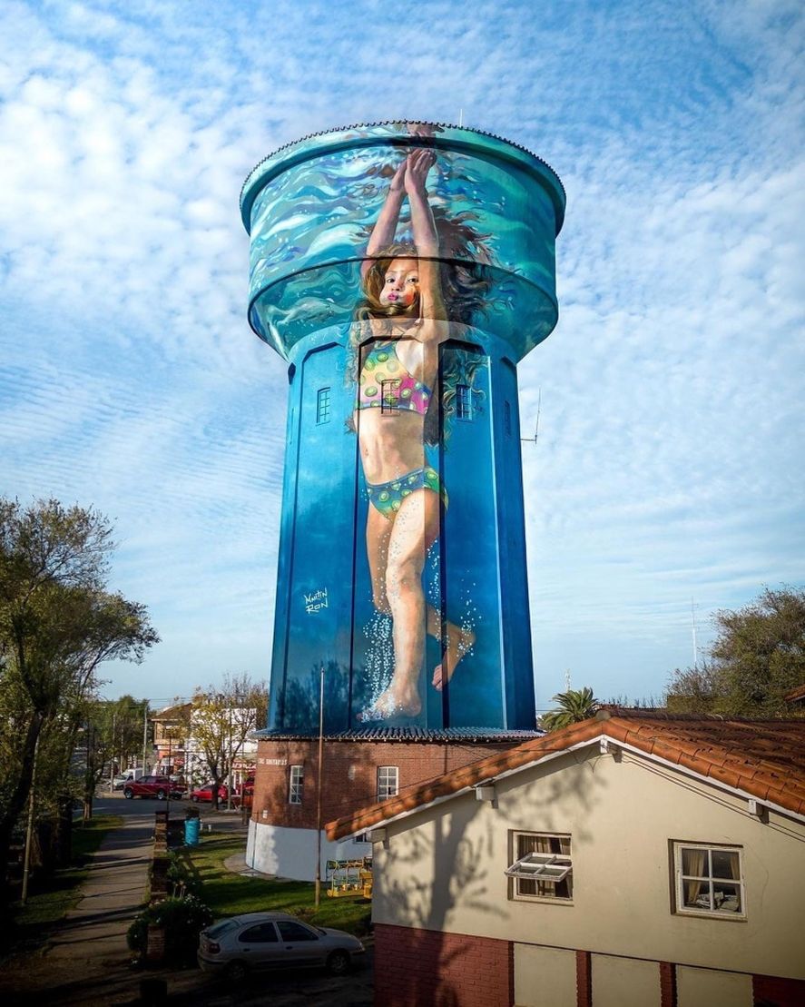 Martín Ron, muralista de Caseros, es autor de dos murales que compiten por convertirse en el mejor del mundo.