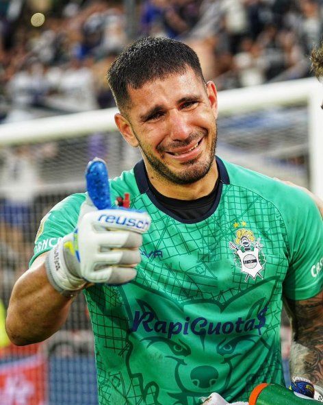La emoción del arquero de Gimnasia, Nelson Insfrán, en una fecha especial para él.