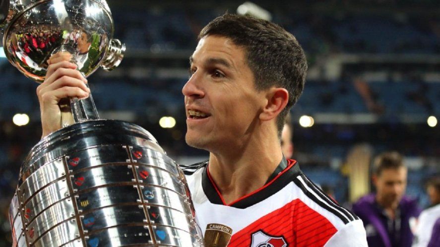 Nacho Fernández levantando la Copa Libertadores con River