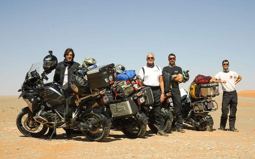 Nacho Viale sorprendió con las increíbles fotos de su viaje al desierto de Sahara junto a su padre, su hermano Matías y su amigo Matías González Montalvo. Nacho Viale sorprendió con las increíbles fotos de su viaje al desierto de Sahara junto a su padre, su hermano Matías y su amigo Matías González Montalvo.