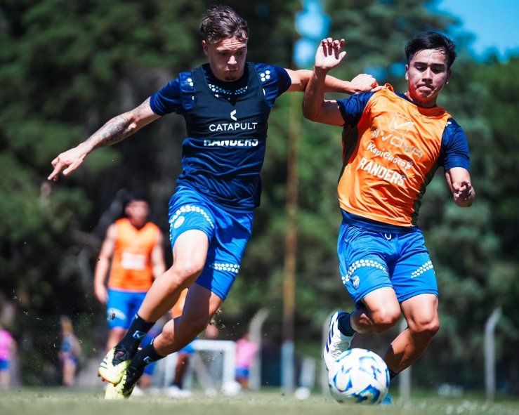 Nehemías González disputando la pelota con el uruguayo Valentín Rodríguez en el entrenamiento de Gimnasia. Nehemías González disputando la pelota con el uruguayo Valentín Rodríguez en el entrenamiento de Gimnasia.