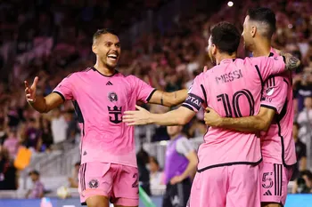 quien es el central que paso de jugar con messi a ser refuerzo de independiente y vuelve al pais tras 8 anos