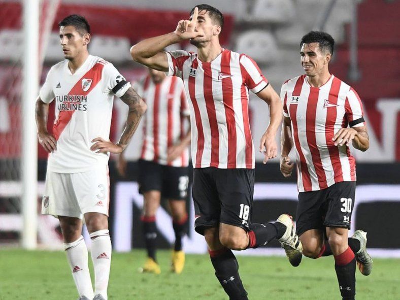 Fabián Noguera le dio a Estudiantes su última victoria frente a River en 2021.