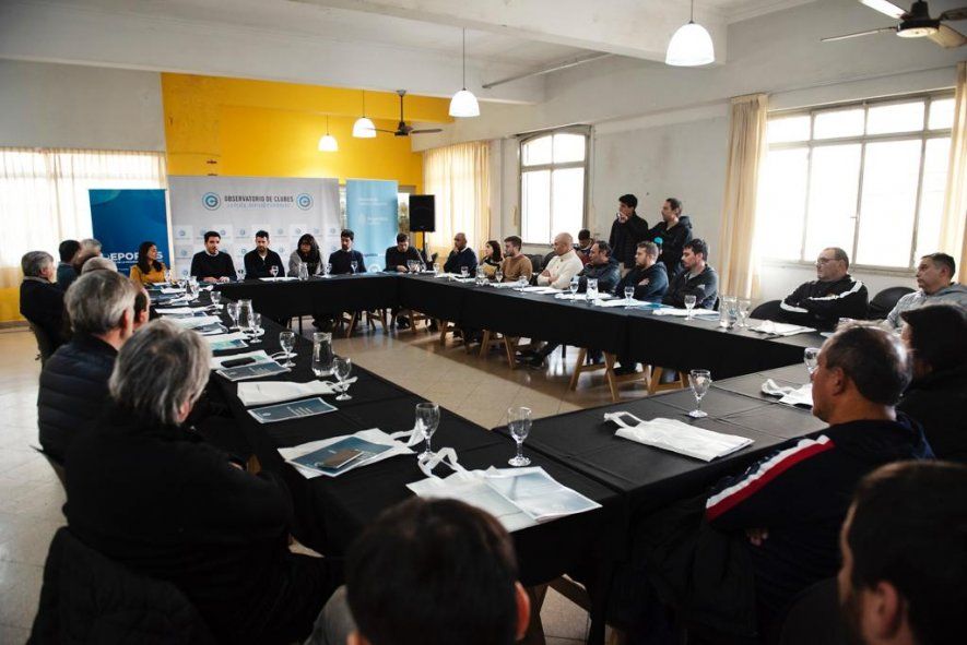 Autoridades del Observatorio de Clubes junto a dirigentes en la presentación del Programa de Fortalecimiento de Clubes de Barrio en La Plata