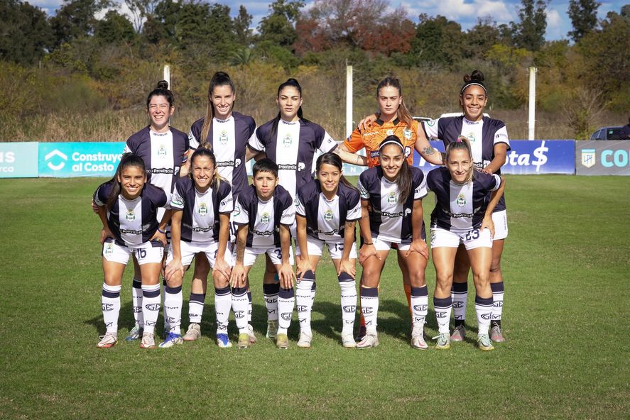El once titular del fútbol femenino de Gimnasia ante Excursionistas.