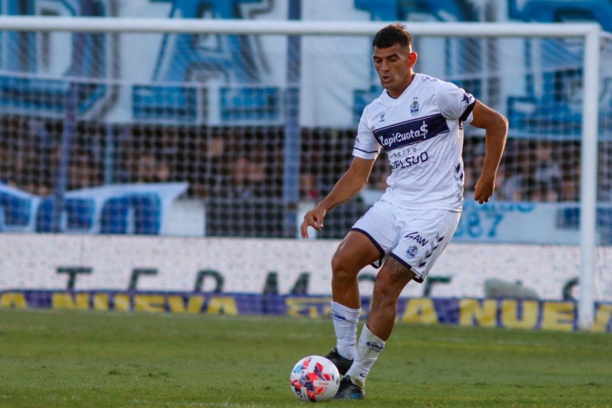 Oscar Piris se afianza en la defensa de Gimnasia.