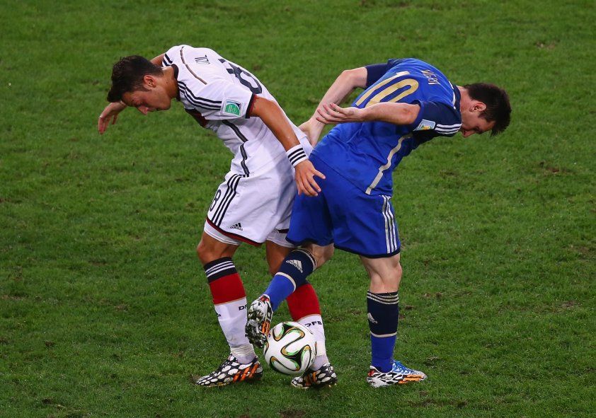 Mesut Ozil y Lionel Messi en la Final entre Alemania y Argentina.