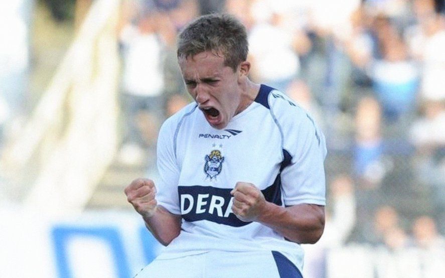 Pablo De Blasis, una década atrás, con la camiseta de Gimnasia. El regreso está cerca. Pablo De Blasis, una década atrás, con la camiseta de Gimnasia. El regreso está cerca.