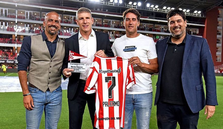 Martín Palermo recibiendo un reconocimiento en el Estadio UNO