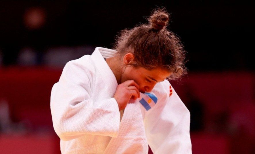 Paula Pareto besa el escudo de la bandera Argentina en su participación en Judo en los Juegos Olímpicos de Tokio 2020