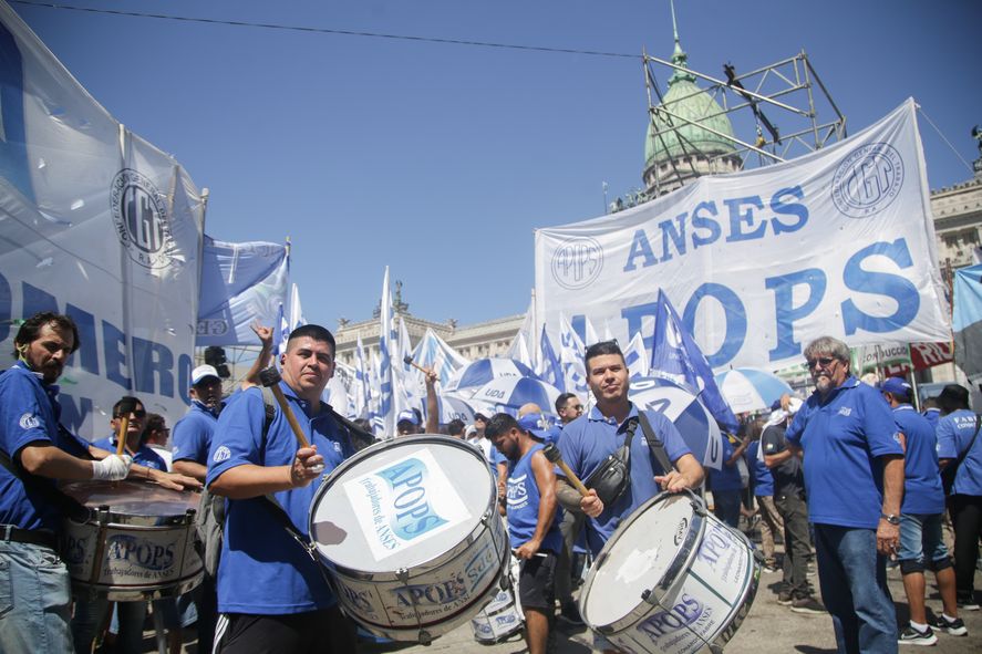 Miles de trabajadores se congregaron frente al Congreso de la Nación para apoyar el discurso de la CGT. Miles de trabajadores se congregaron frente al Congreso de la Nación para apoyar el discurso de la CGT.