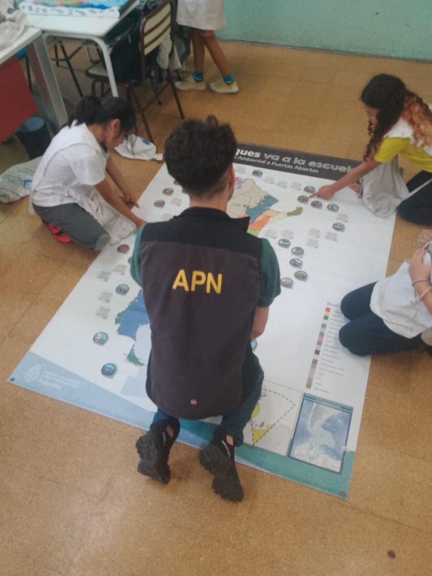 Parques nacionales visitando escuelas.