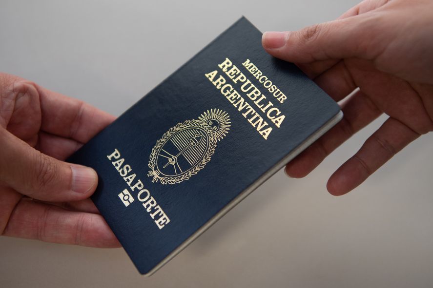 El RENAPER actualizó los precios para tramitar el pasaporte y el DNI. El RENAPER actualizó los precios para tramitar el pasaporte y el DNI.
