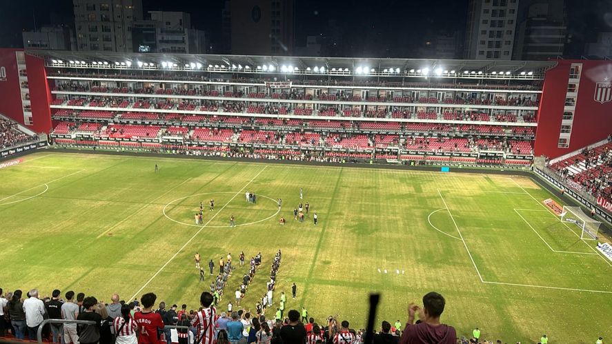 Pasillo de los jugadores de Estudiantes a Piatti y Fede Fernandez.