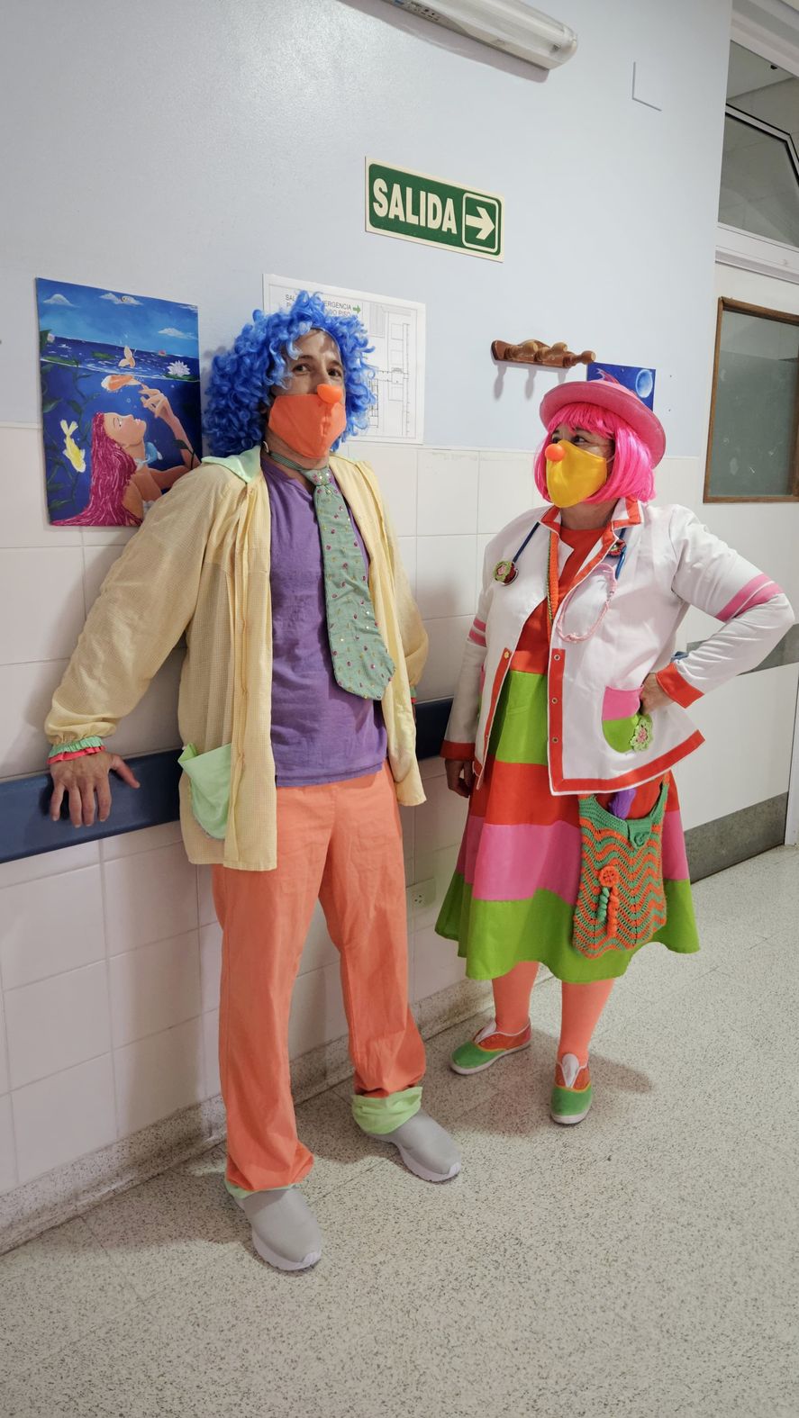 Los payamédicos antes de entrar en acción en los pasillos del Sor Ludovica.